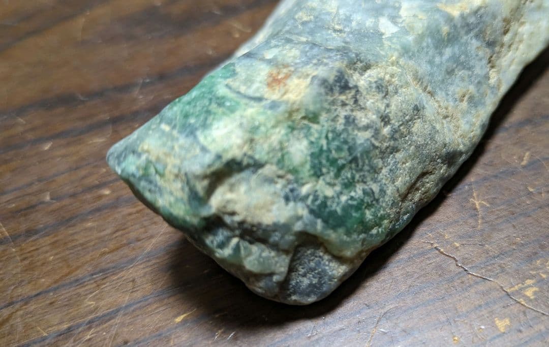 糸魚川翡翠　金山谷　三色