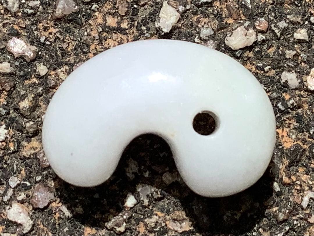 ✳糸魚川翡翠白勾玉‼️ 極上品質の太陽光透過　鑑別書付　お守りに本物を‼️