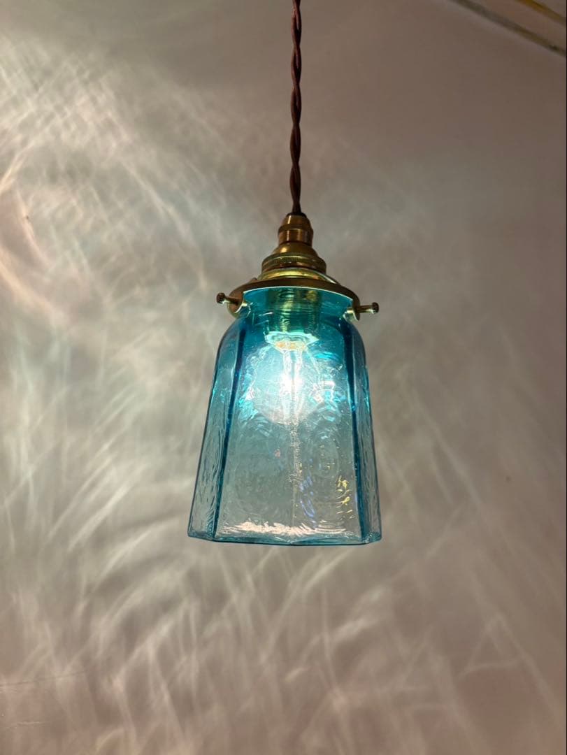 安土草多　青いガラスのペンダントライト　コードと電球付き
