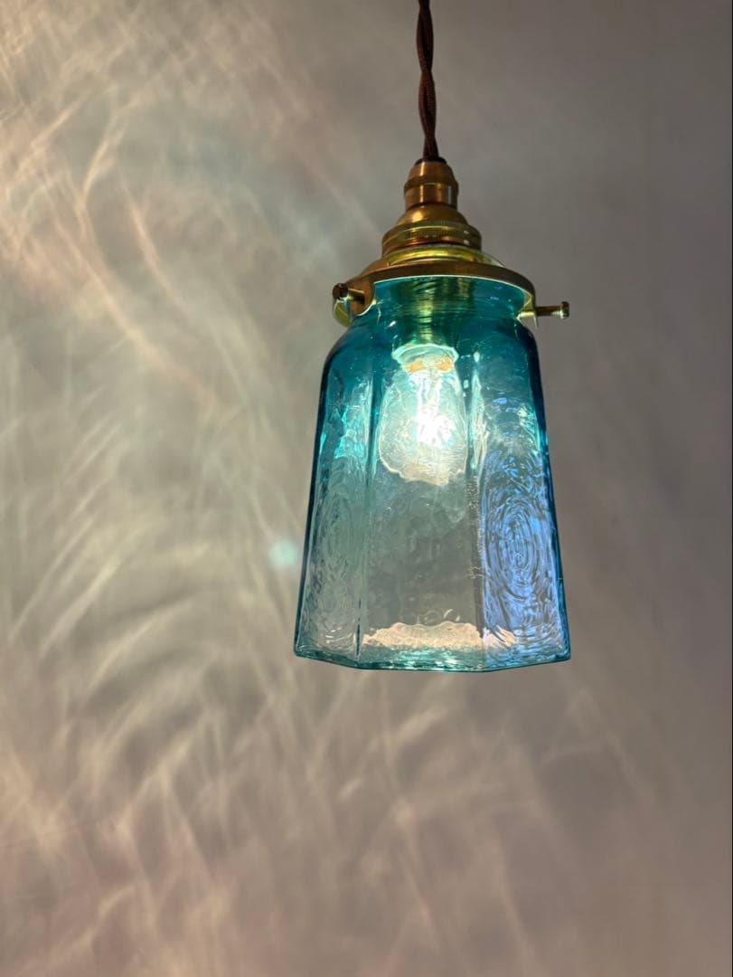 安土草多　青いガラスのペンダントライト　コードと電球付き
