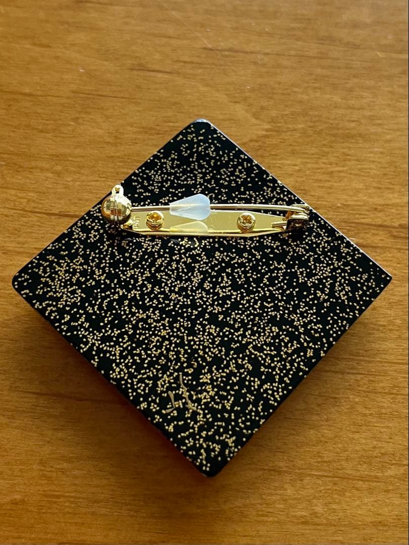 服部峻昇作　螺鈿ブローチ