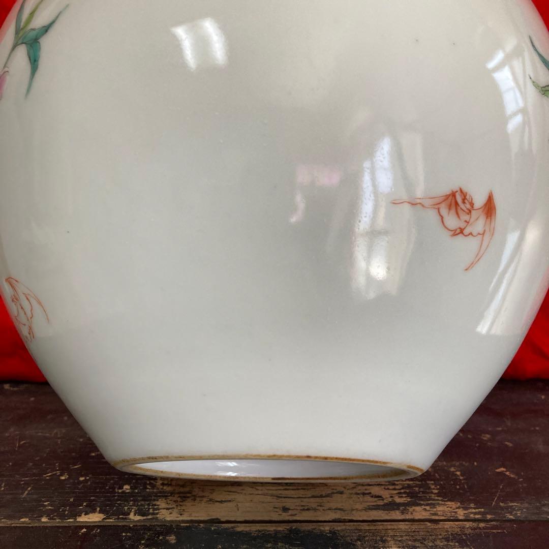 中国　色絵　粉彩　壺　九桃蝙蝠図　大清雍正年製銘