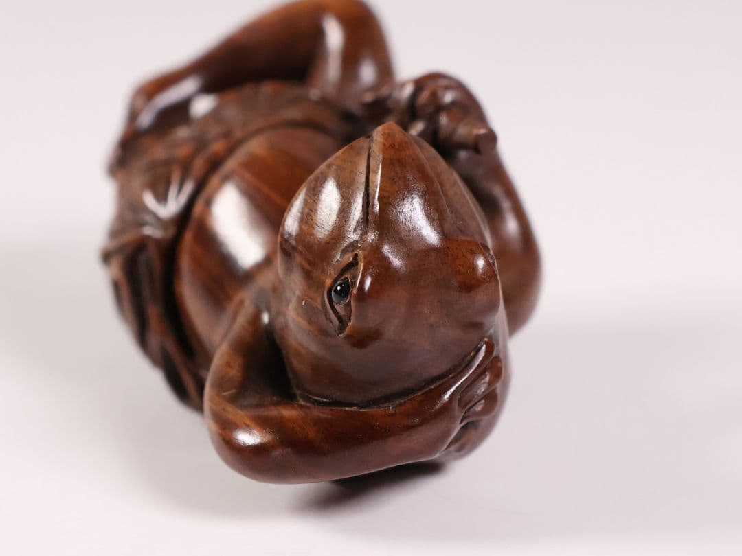 木製 提物 根付 朱氏銘 蛙 煙管 寝る 彫刻 木彫【MA891】