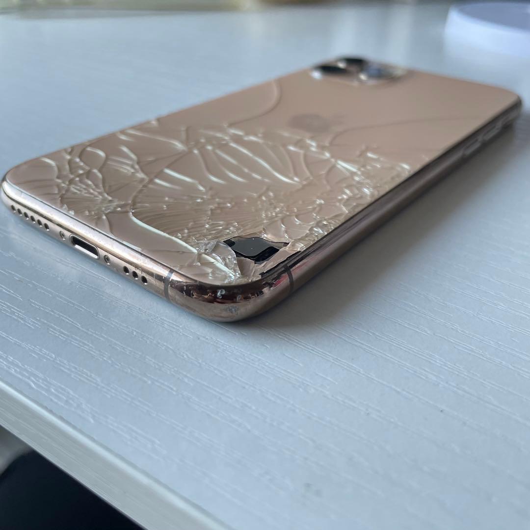 iPhone11pro 本体　画面背面ひび割れあり