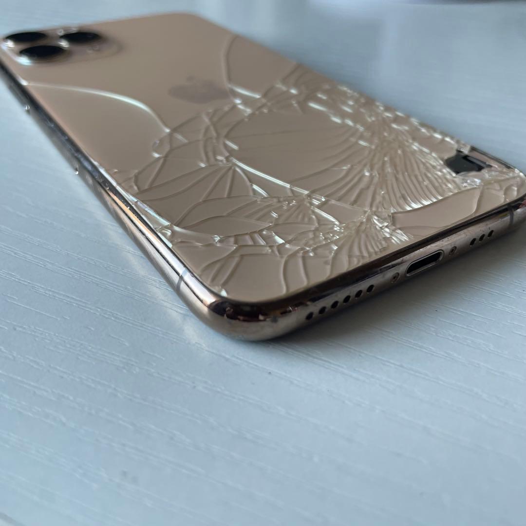 iPhone11pro 本体　画面背面ひび割れあり