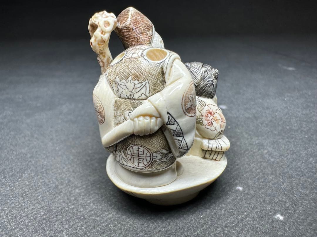 極上　根付　天然素材　アンティーク　骨董　飾り物　古美術　置物　細密細工　彫刻