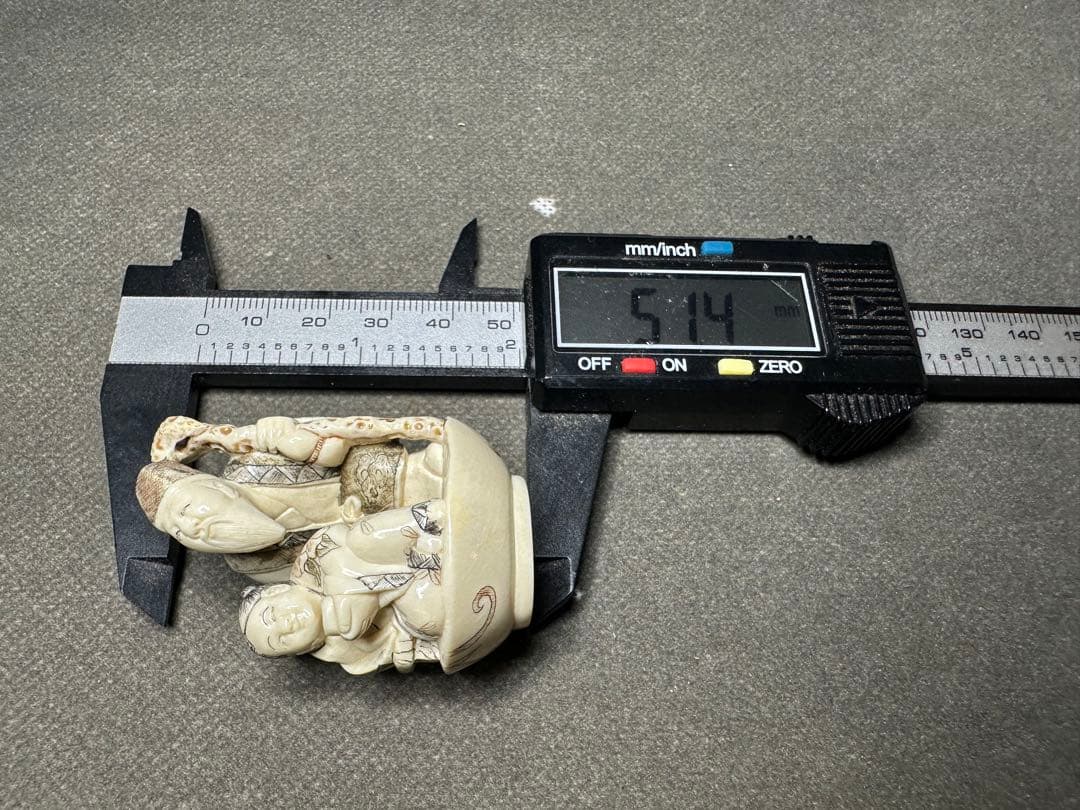 極上　根付　天然素材　アンティーク　骨董　飾り物　古美術　置物　細密細工　彫刻