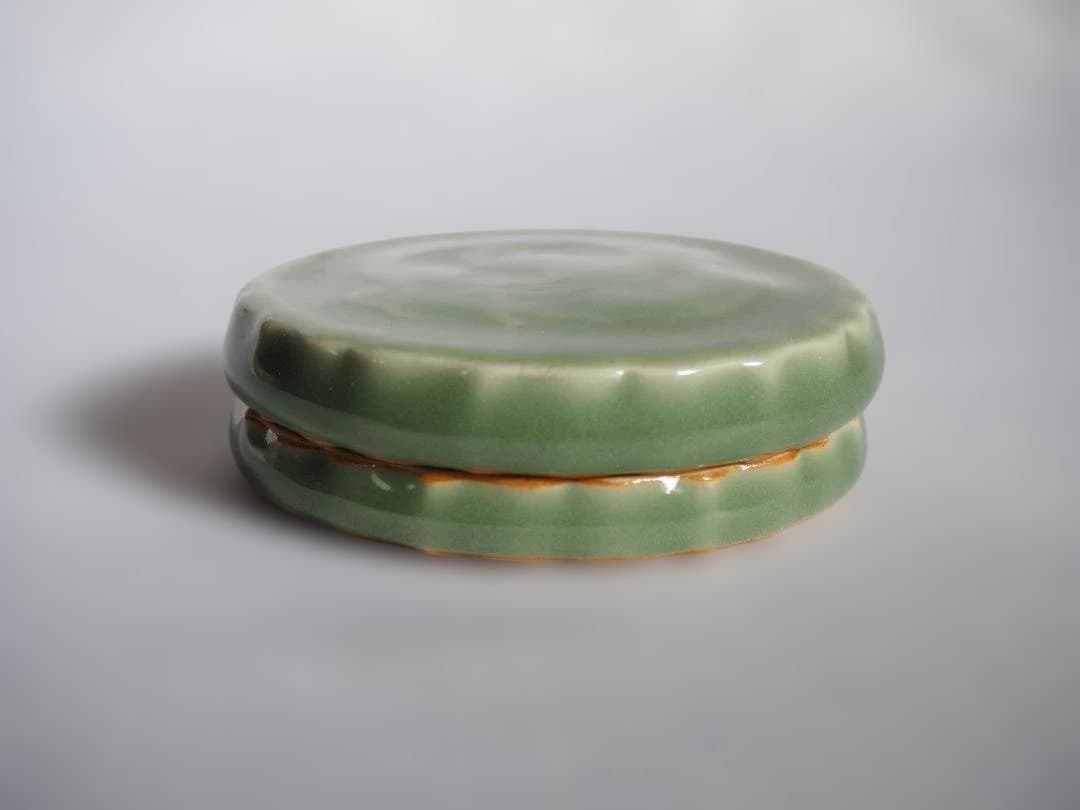 3代伊東陶山『青磁龍鏡香合』（共箱）