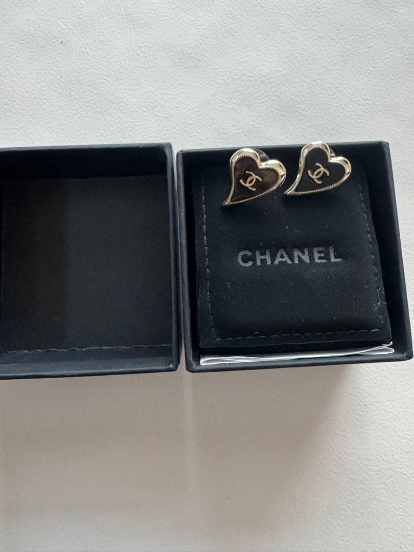 CHANEL ハート型ピアス 専用ボックス付き　ブラック