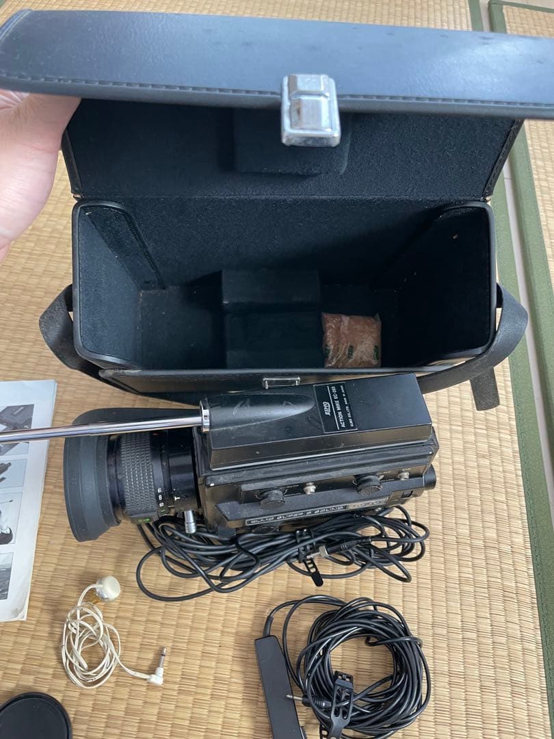 昔のビデオカメラです。コレクターにどうですか？