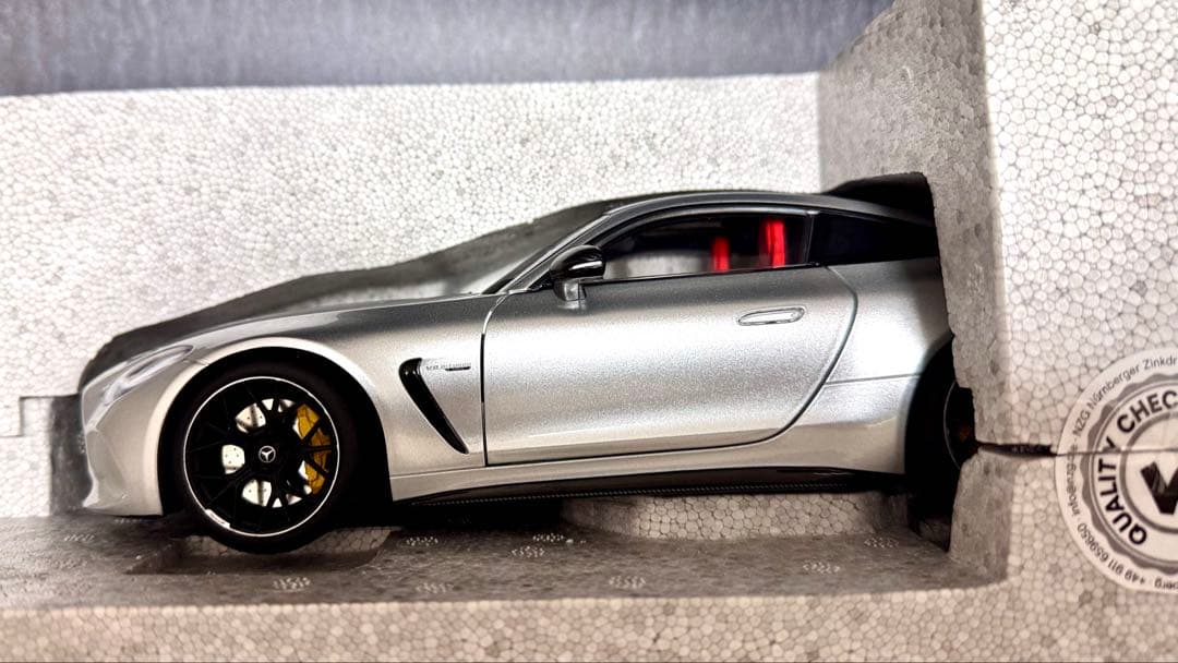 メルセデスAMG GT63 4MATICクーペ ハイテックシルバー 1/18