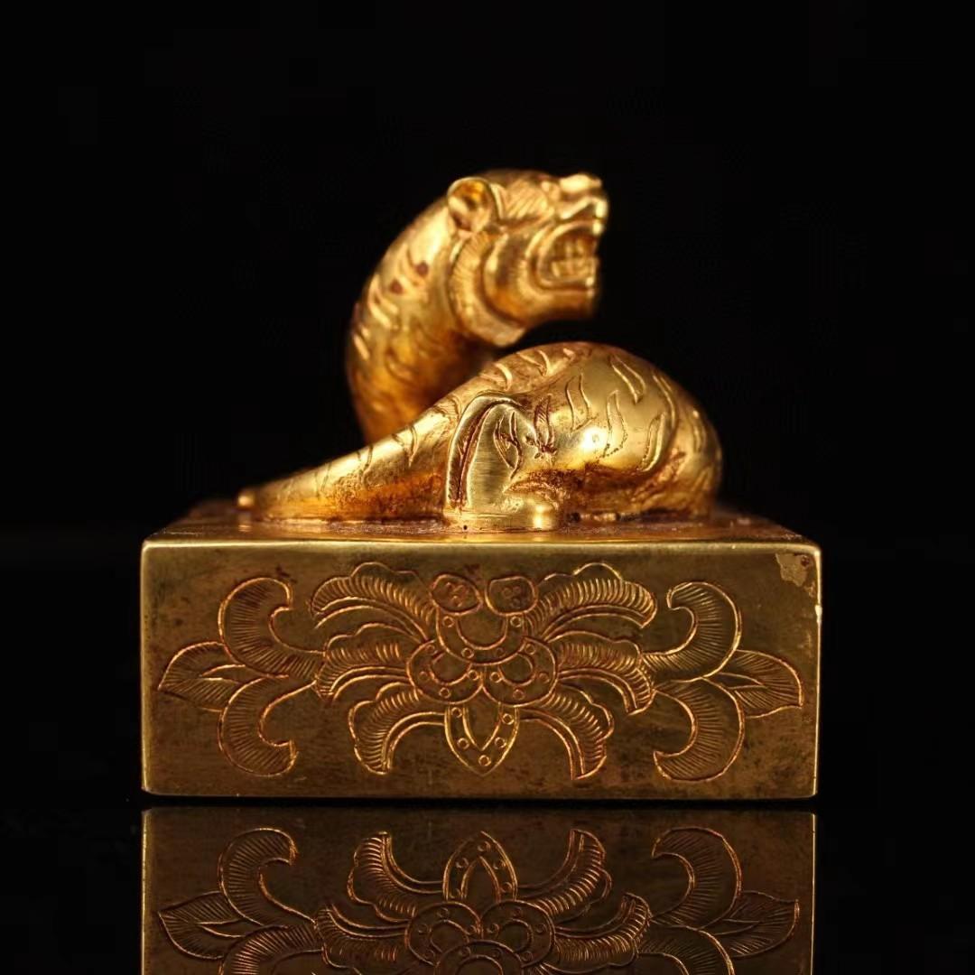 中国古美術・旧蔵錾花鎏金工芸の虎印鑑・純銅・高浮彫・置物・書道具・文房具・風水