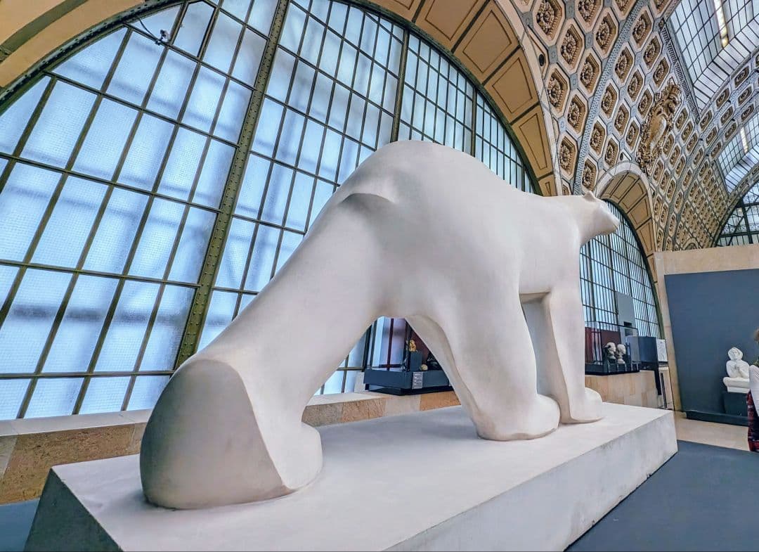 新品オルセー美術館のポンポン　シロクマ　ぬいぐるみ　グッズ　後ろ姿もかわいい