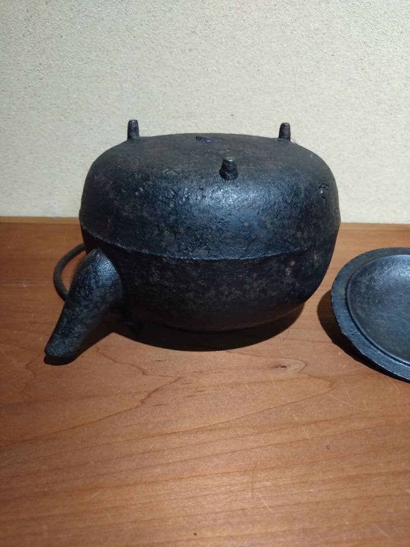 鉄の古民具 古鉄三足付 湯釜 鉄瓶 ヤカン 水注