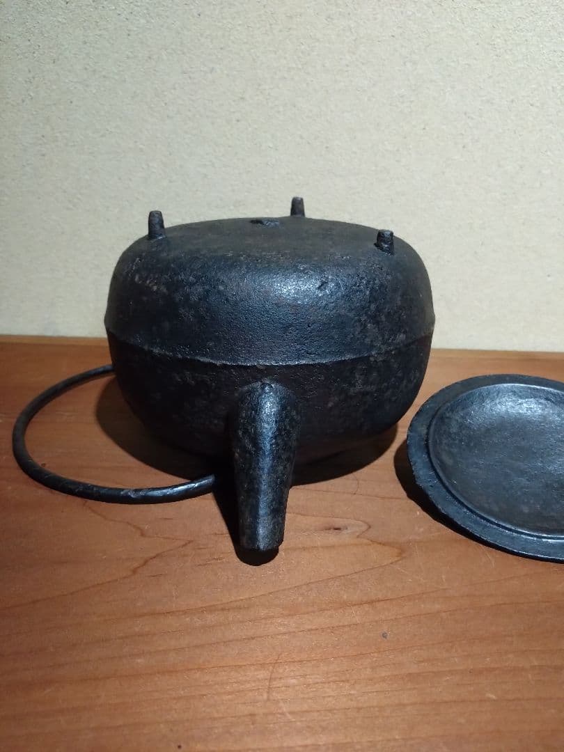 鉄の古民具 古鉄三足付 湯釜 鉄瓶 ヤカン 水注