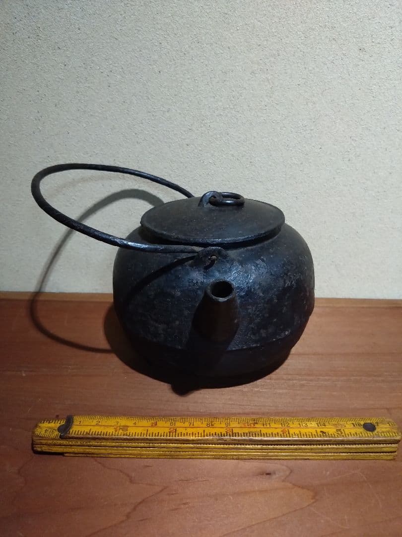 鉄の古民具 古鉄三足付 湯釜 鉄瓶 ヤカン 水注