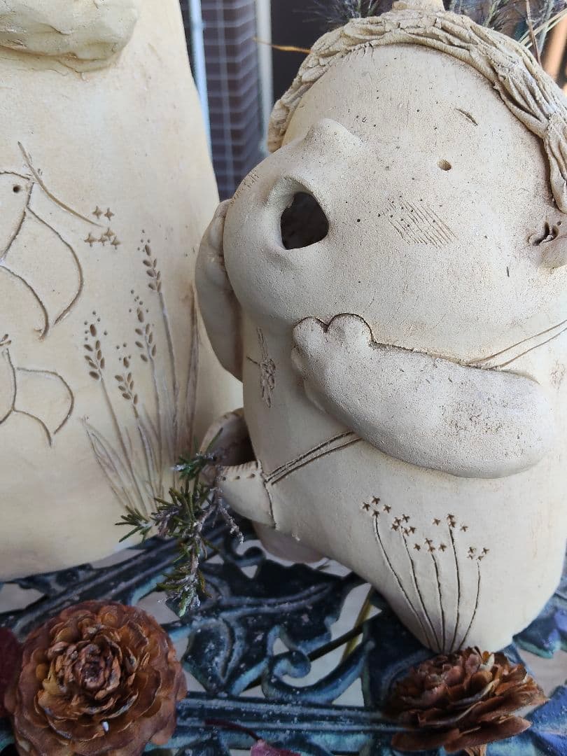 素焼き陶器·花かごを持った三つ編みの女の子と、ツノが愛らしい幼い鬼っ子