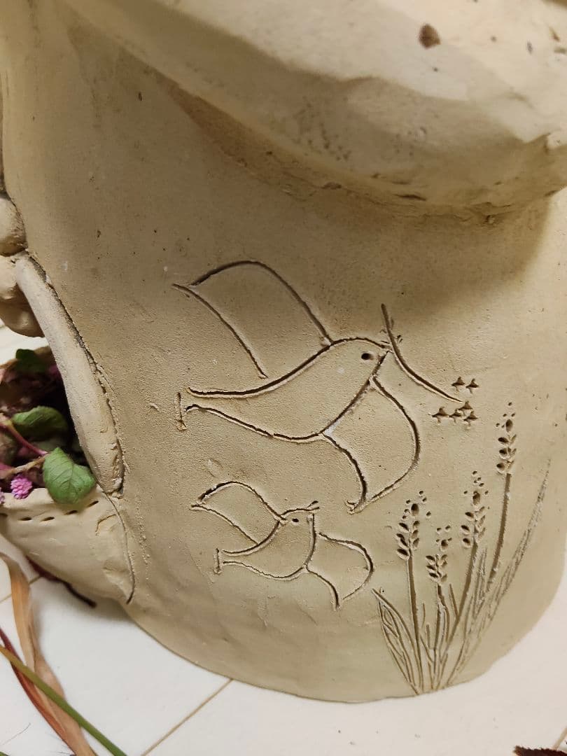 素焼き陶器·花かごを持った三つ編みの女の子と、ツノが愛らしい幼い鬼っ子