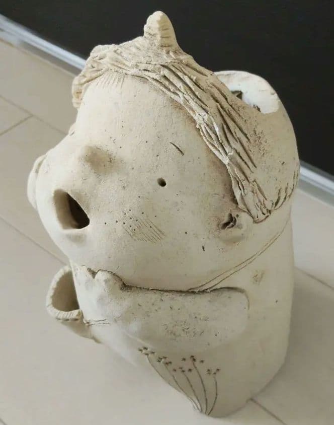 素焼き陶器·花かごを持った三つ編みの女の子と、ツノが愛らしい幼い鬼っ子