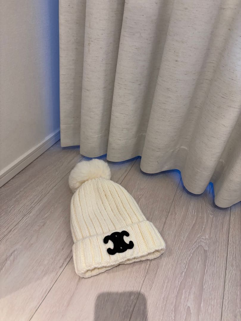 CELINE アイボリー ポンポン付きニット帽