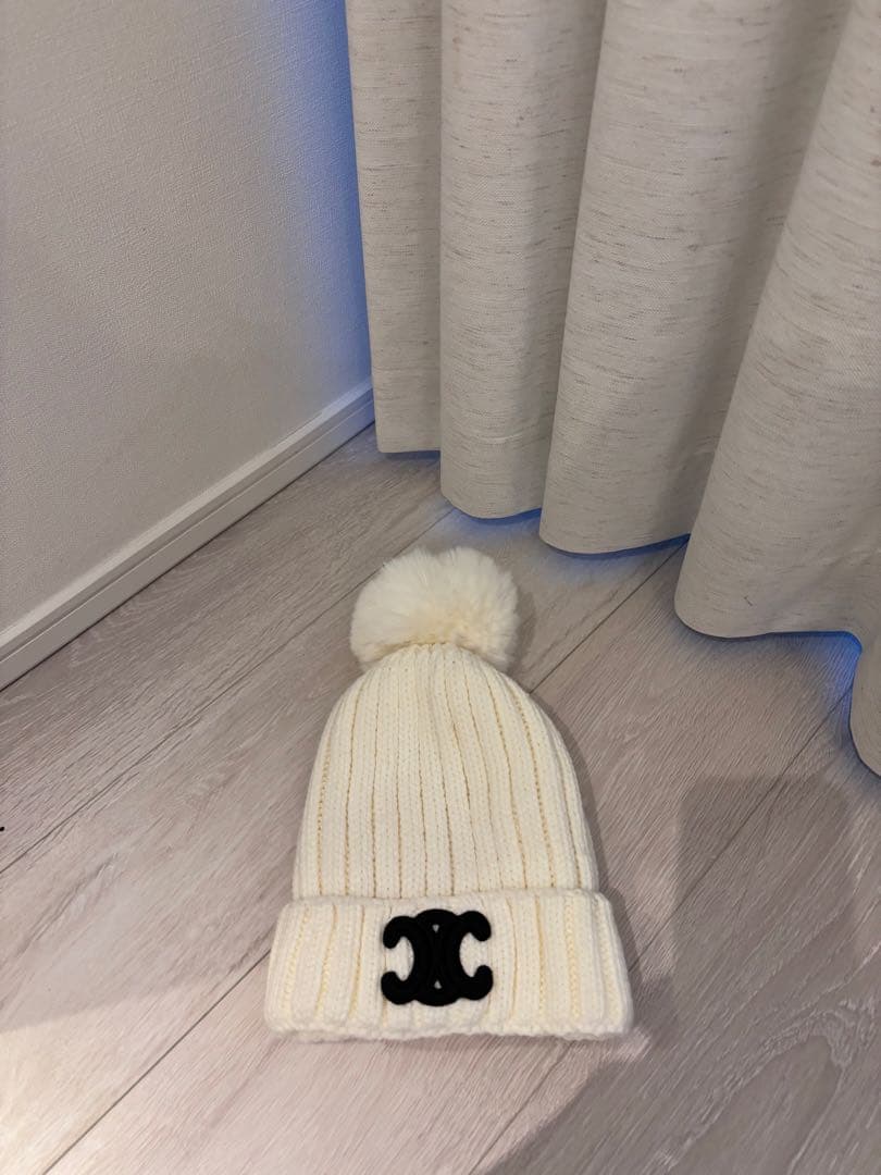 CELINE アイボリー ポンポン付きニット帽