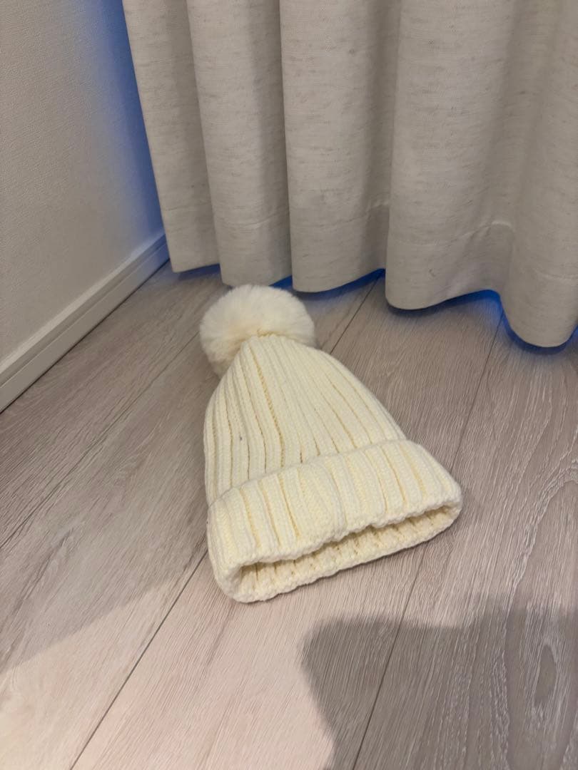 CELINE アイボリー ポンポン付きニット帽