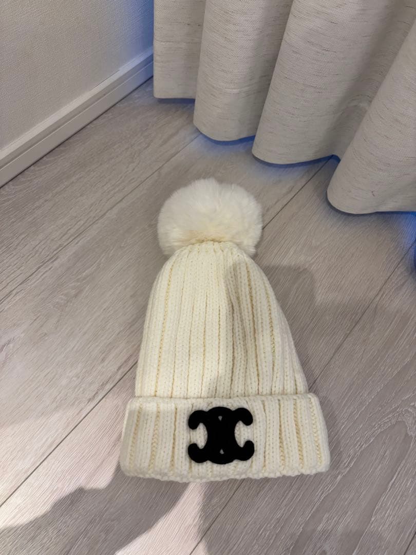 CELINE アイボリー ポンポン付きニット帽
