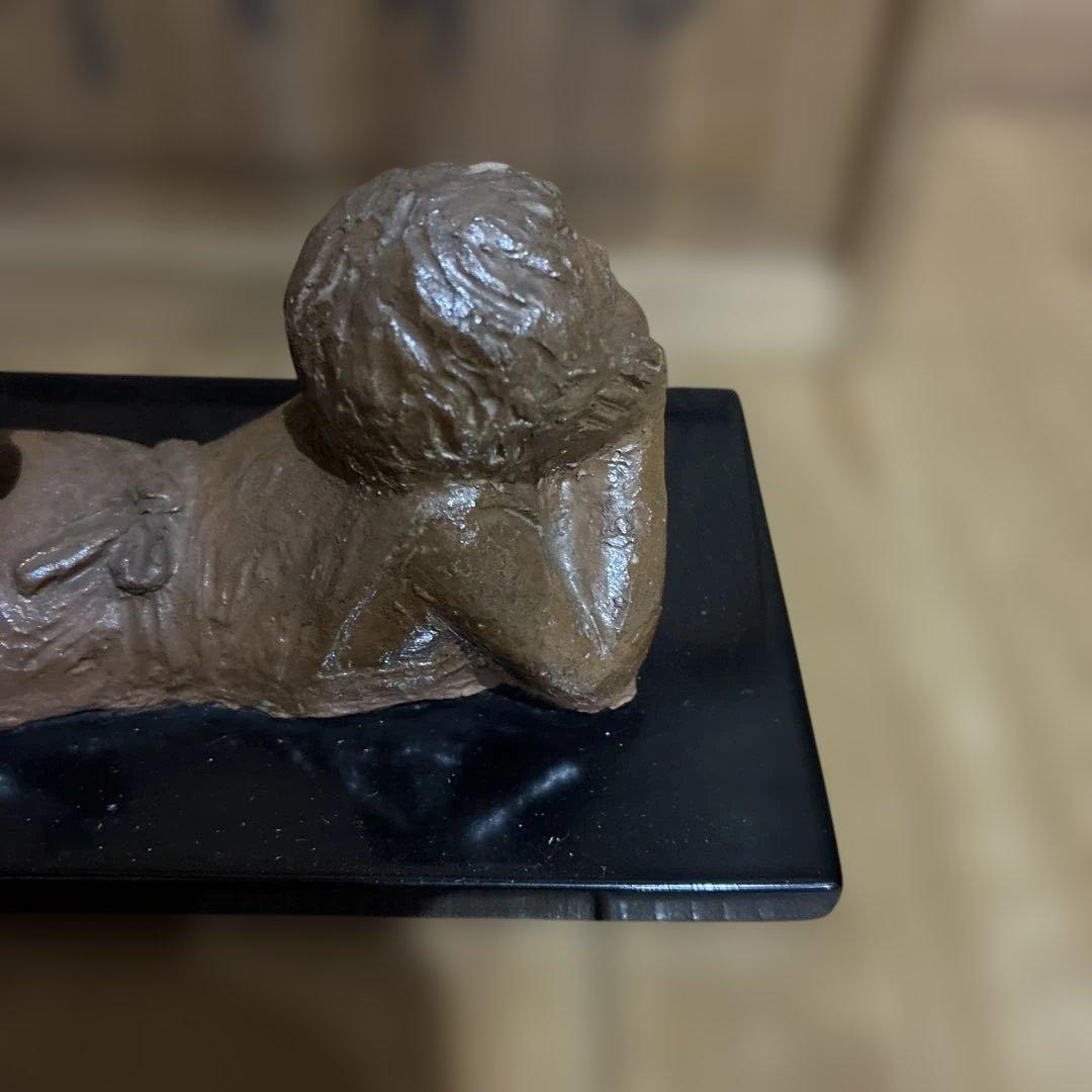 彫刻家 上條俊介作 ブロンズ製　ものぐさ太 郎像 漆板