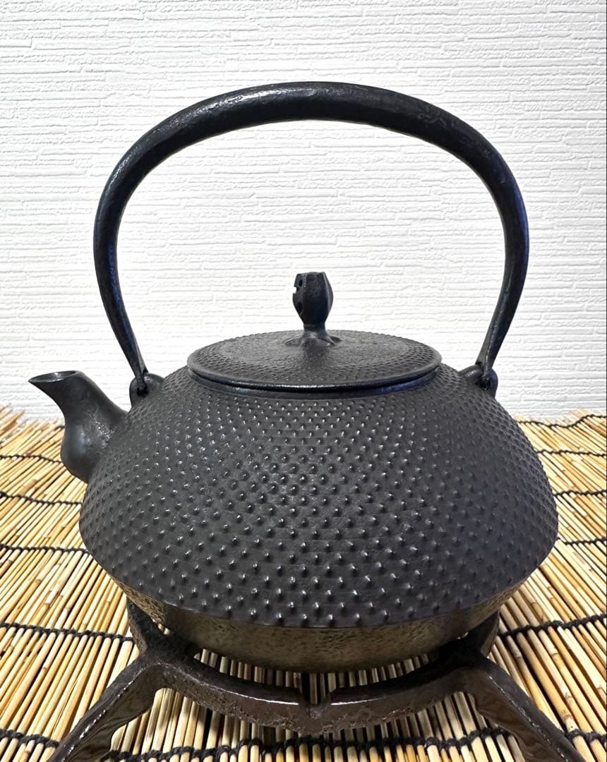 未使用品、供箱付　南部藤枝工房　藤枝 昌行作　１２型アラレ　南部鉄瓶　南部鉄器