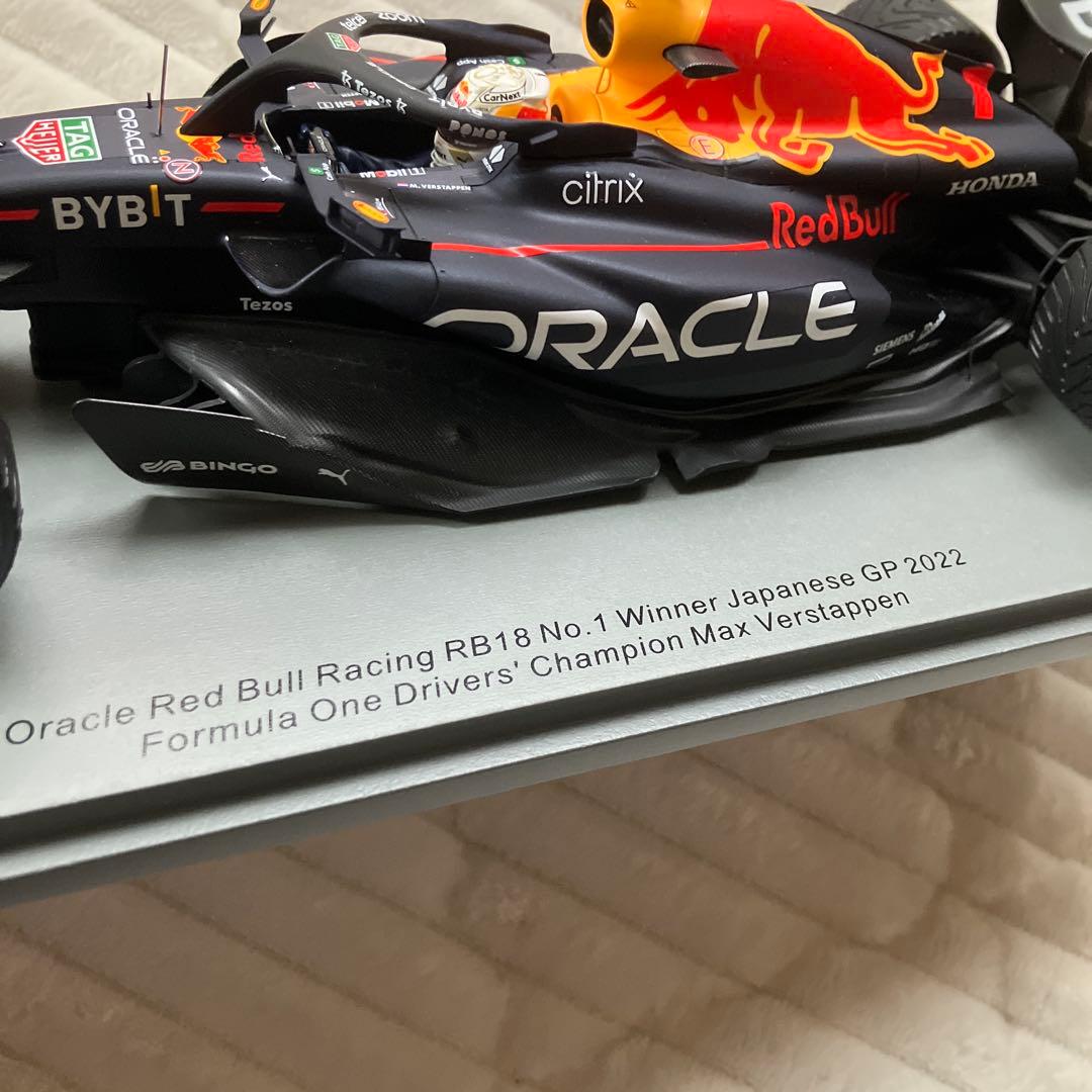 Oracle Red Bull Racing RB18 ミニカー 1/18