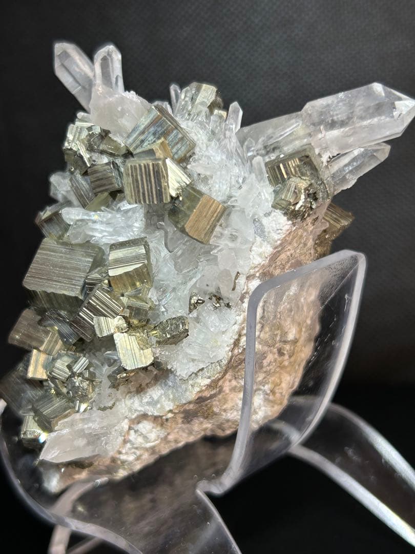 残り1点品‼️高品質✨パイライトとクリスタル共生　　　クラスター透明台座付き