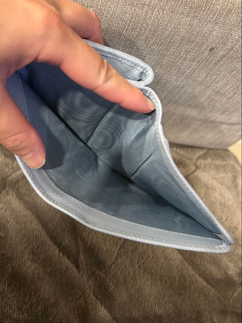 現行 美品　プラダ PRADA 二つ折り財布 サフィアーノレザー 三角ロゴ 水色