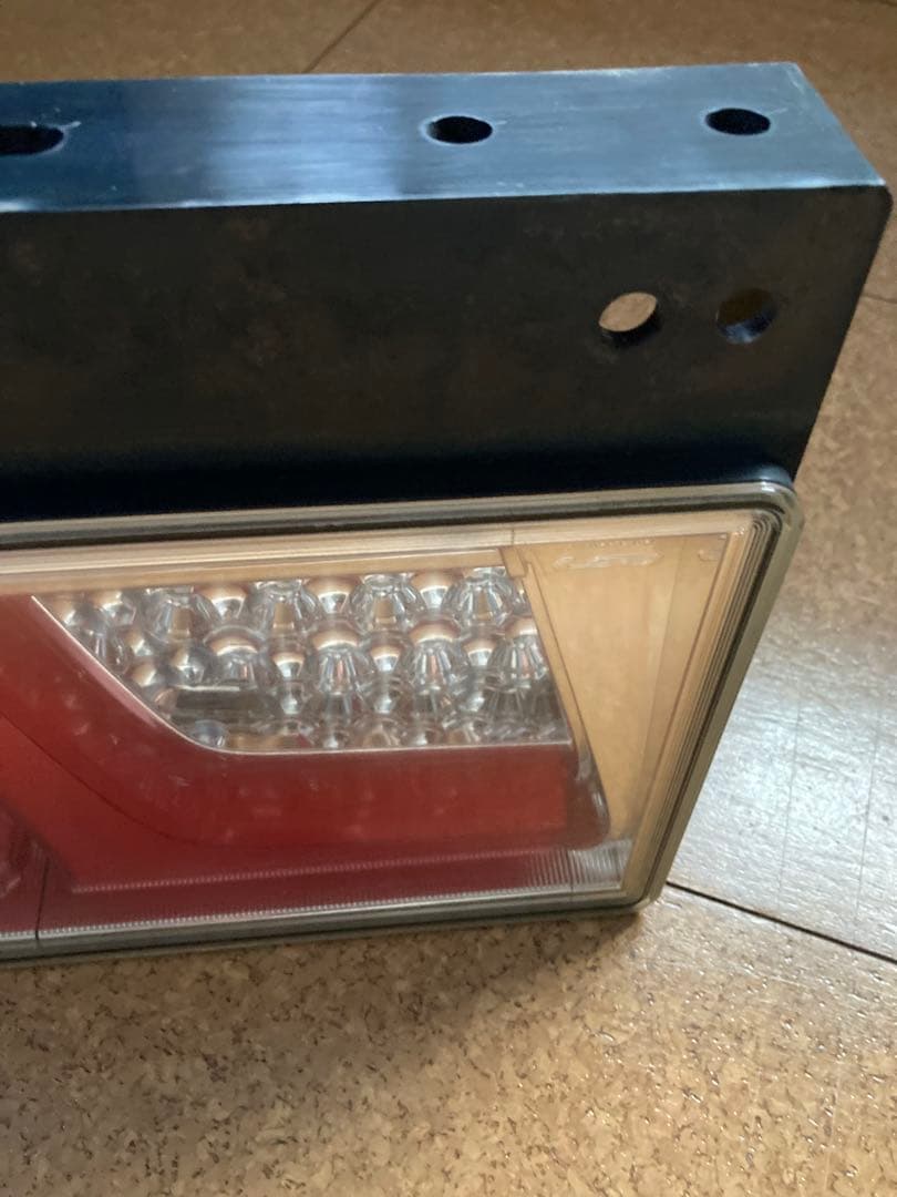 KOITO トラック用オールLEDリアコンビネーションランプ　3連タイプ　左のみ