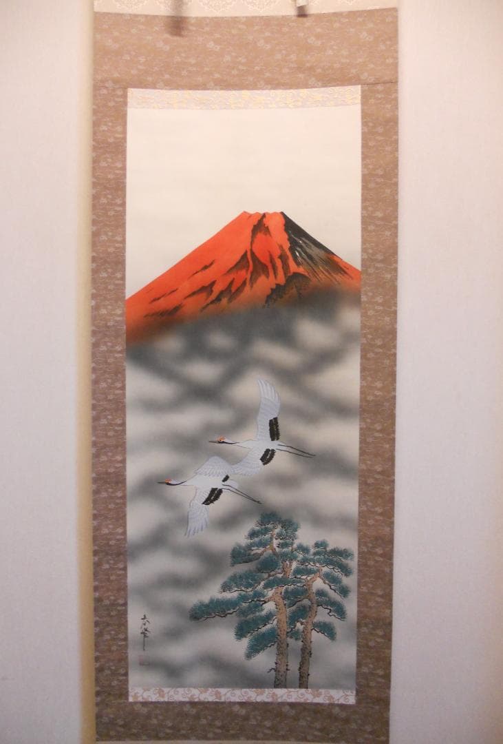 掛け軸 春峰 赤富士双鶴 絹本 希少 軸装 茶道具 掛軸 美品 です。