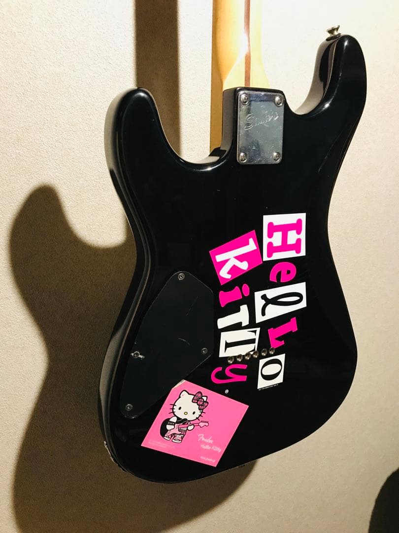 値下げ‼️超レア‼️ブラックのSquier ストラトキャスター ハローキティデザイン