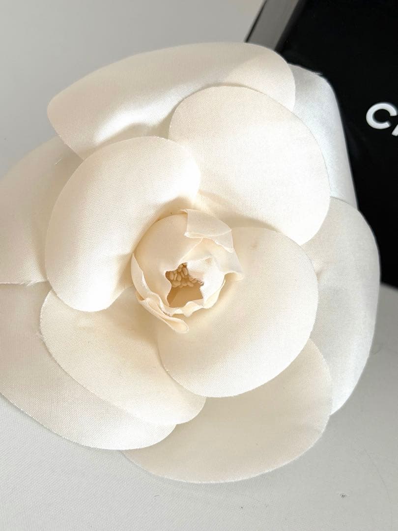 シャネル　カメリア　ホワイト　ブローチ