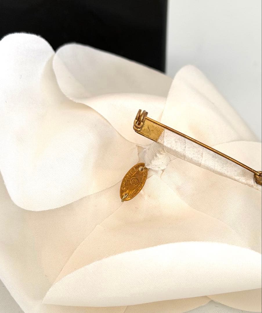 シャネル　カメリア　ホワイト　ブローチ