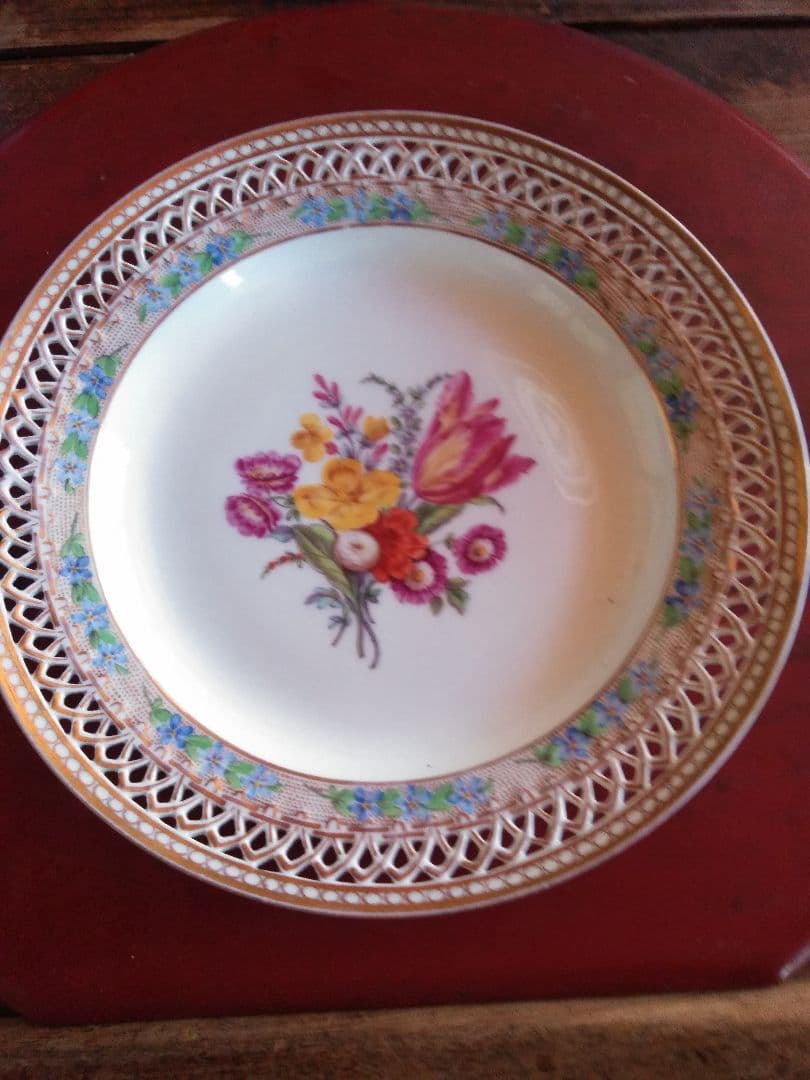 春を呼ぶ可愛い花が描かれたアンティークの飾り皿