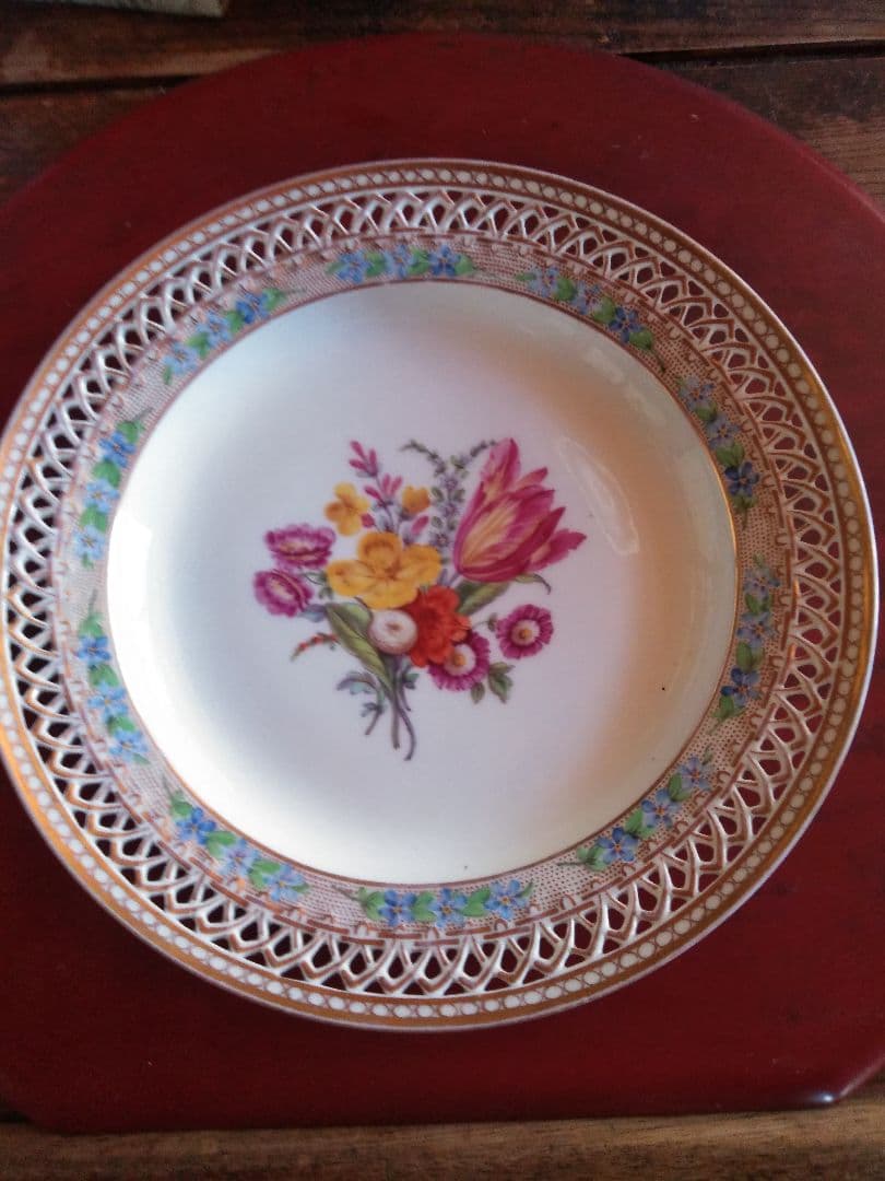 春を呼ぶ可愛い花が描かれたアンティークの飾り皿