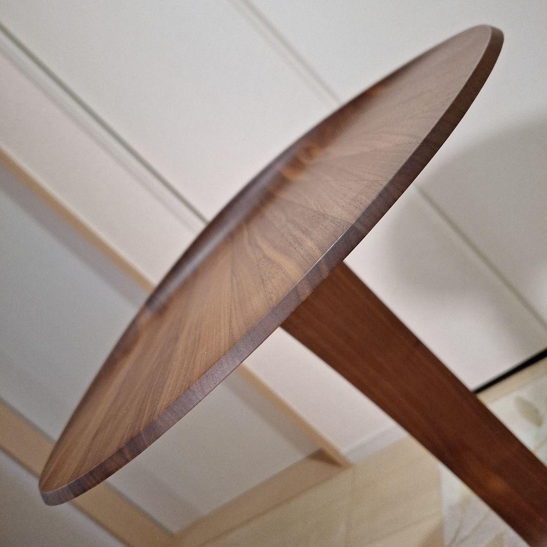 カリモク正規品サイドテーブル天然木ウォールナット材ナチュラル色、天板高さ66㎝、