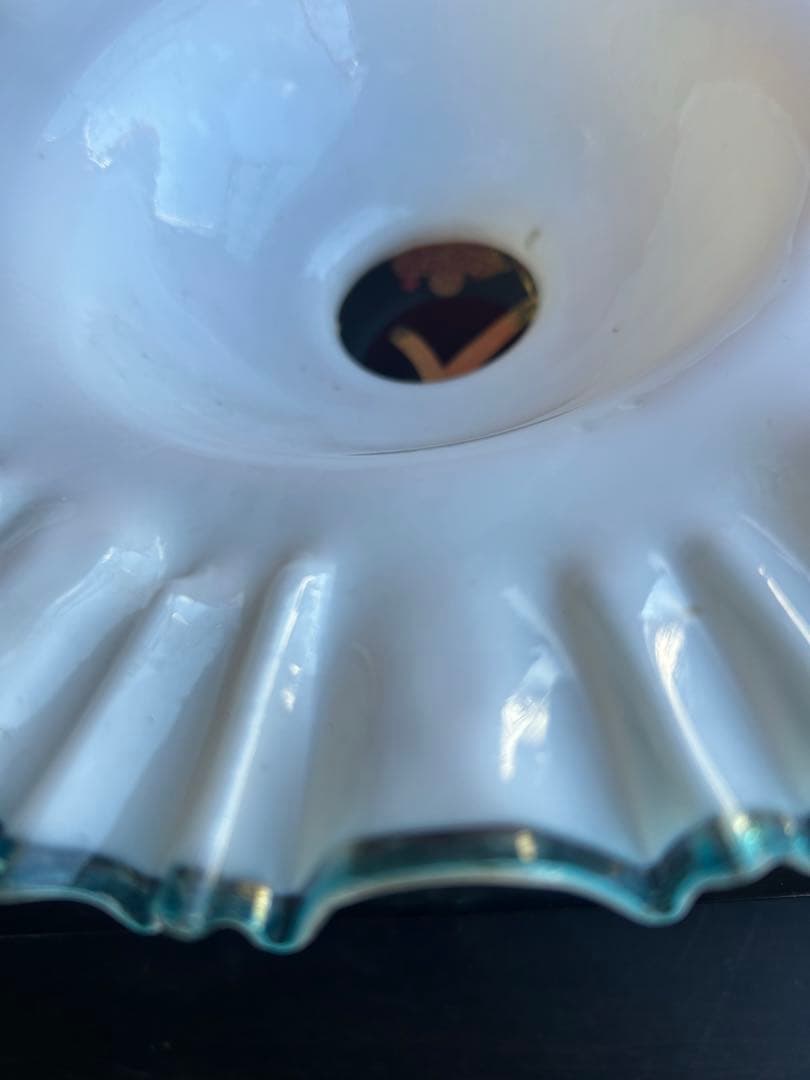 古い電笠乳白いフリルデザインのガラス製装飾品