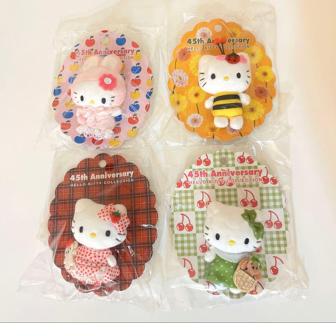 ハローキティ 45周年記念 ミニブローチ 4個セット
