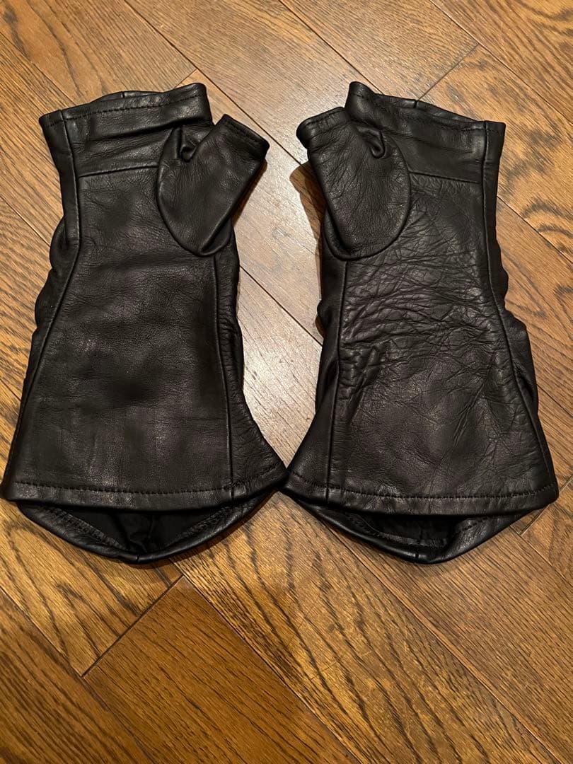 黒のレザー指なし手袋