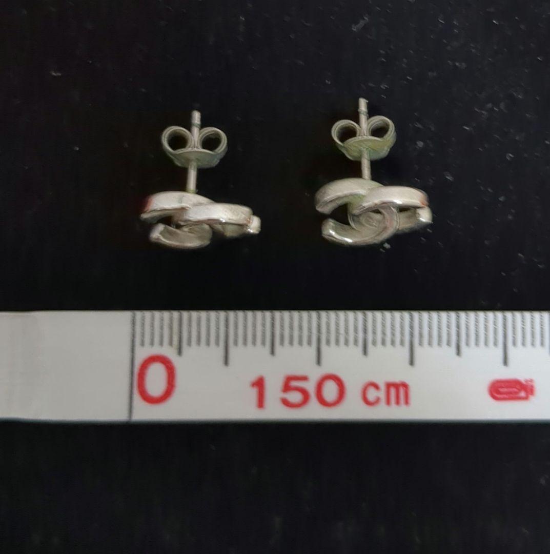 CHANEL シルバー色　 ロゴ　ピアス