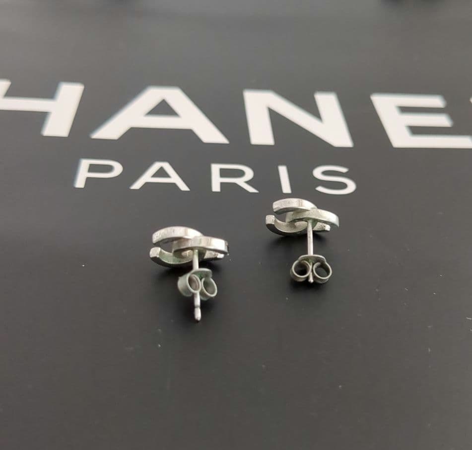 CHANEL シルバー色　 ロゴ　ピアス