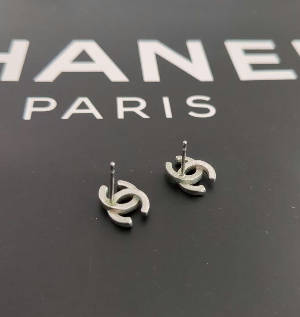 CHANEL シルバー色　 ロゴ　ピアス