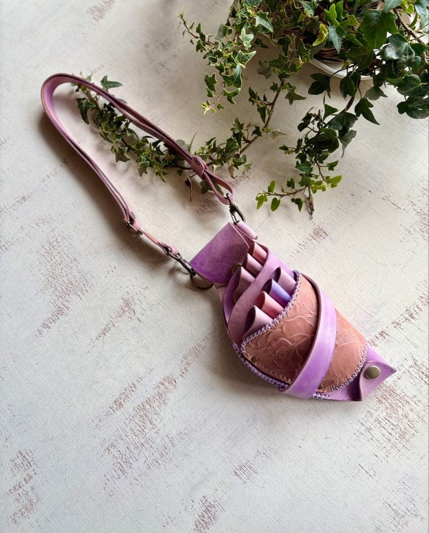 手染めラベンダー、ローズ型押しの軽量スリムシザーケース