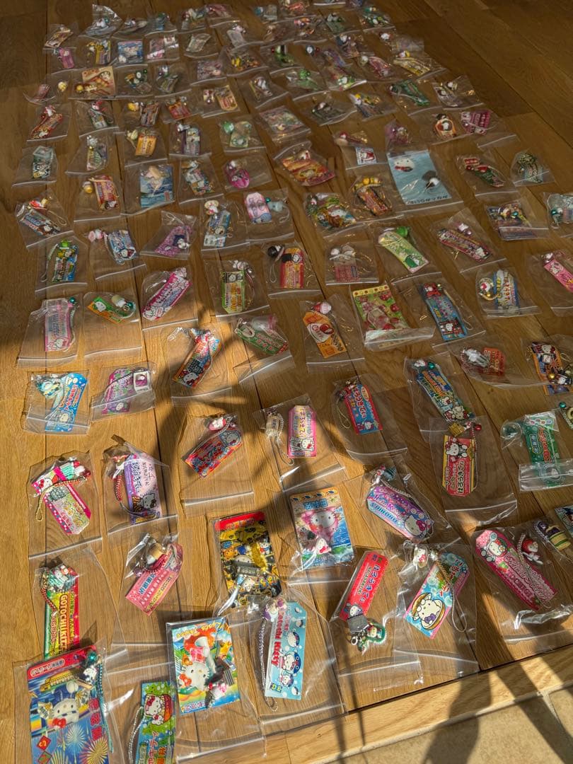 ハローキティーご当地ストラップ 121個セット まとめ売り(バラ売り不可)