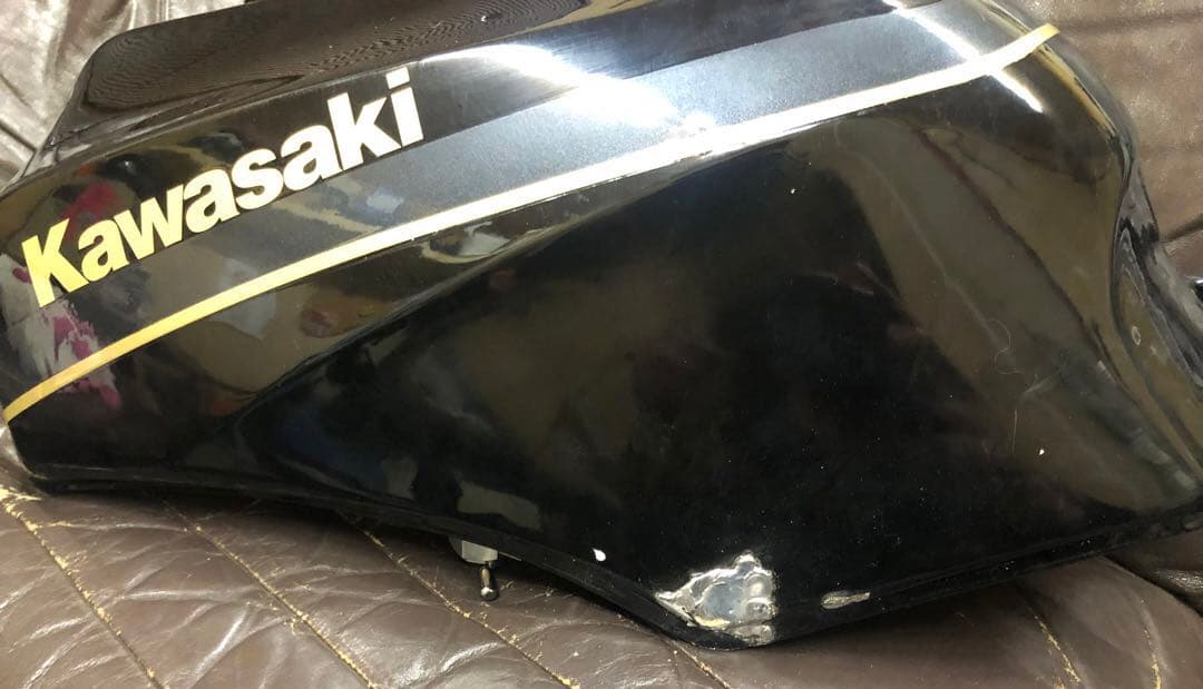 補修ベース　カワサキ　GPZ900R フューエルタンク　仏壇カラー　難有りです
