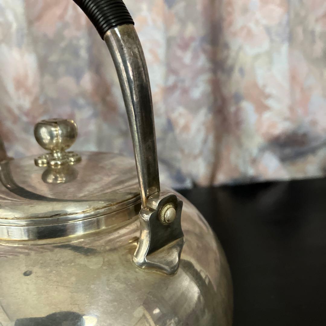 明治の金工師「中川九世浄益」作「南鐐（なんりょう）」純銀湯沸　重さ４８３㌘